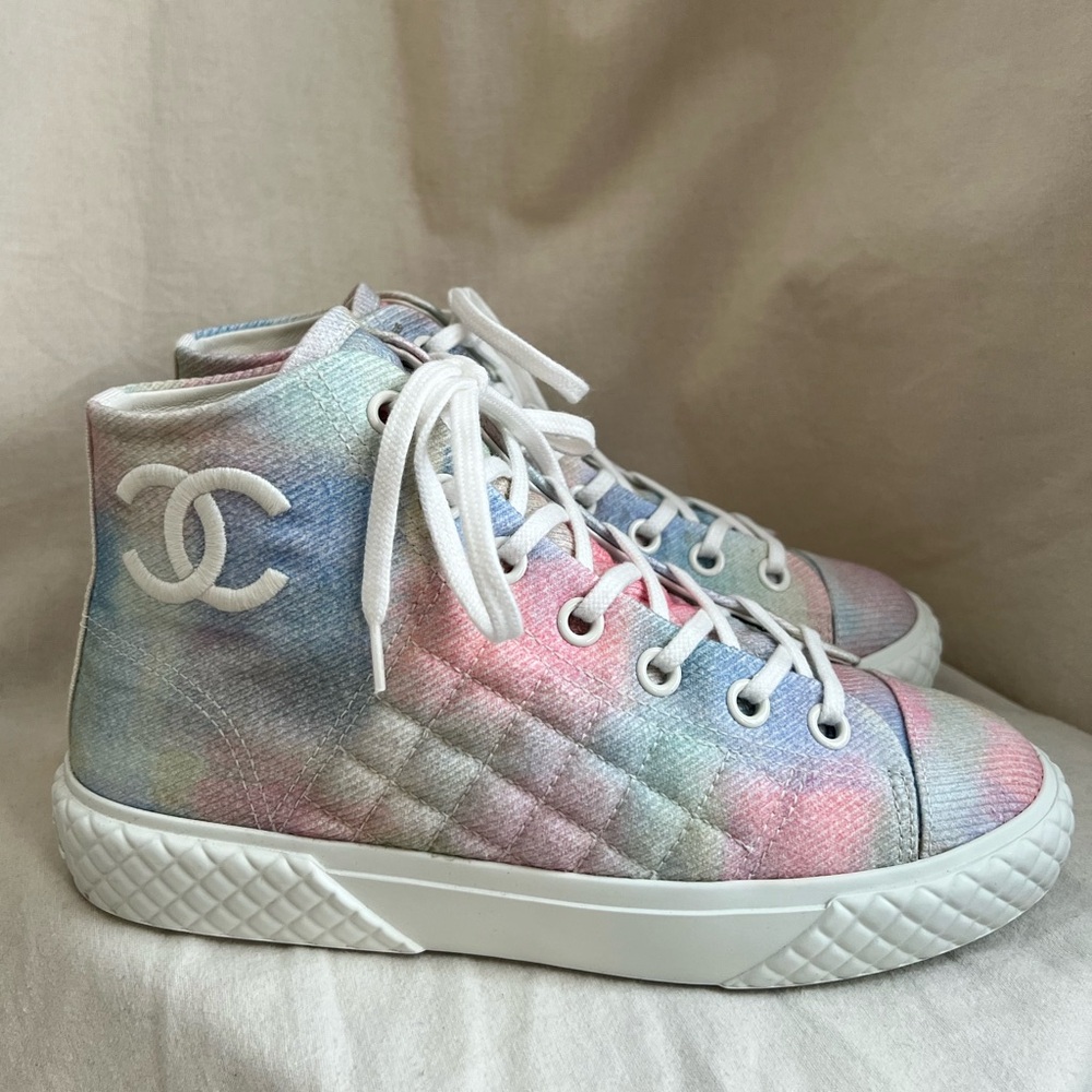 CHANEL Cruise 2022 Pastel High Top Sneakers sz 37.5 EU / US 7.5